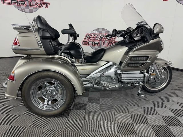 2002 Honda Gold Wing - Image 8 of 12