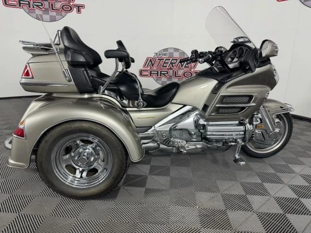 2002 Honda Gold Wing - Image 8 of 12