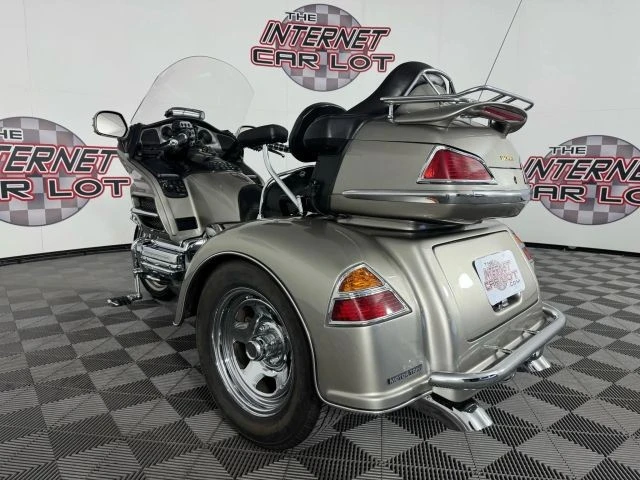 2002 Honda Gold Wing - Image 5 of 12