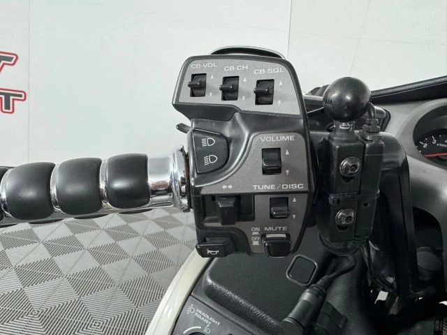 2002 Honda Gold Wing - Image 12 of 12