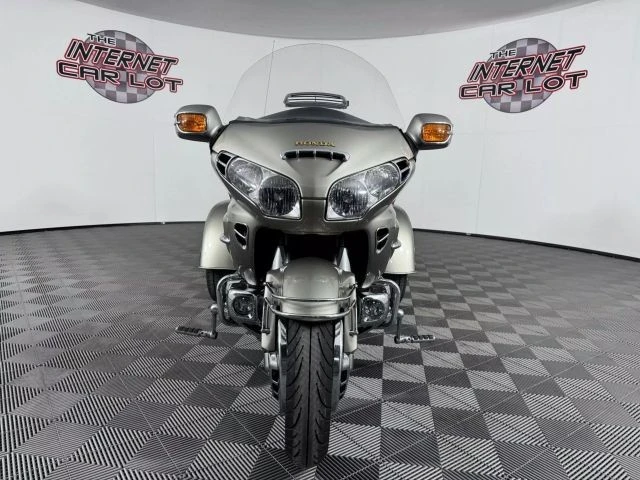 2002 Honda Gold Wing - Image 2 of 12
