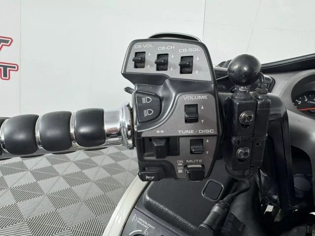 2002 Honda Gold Wing - Image 12 of 12