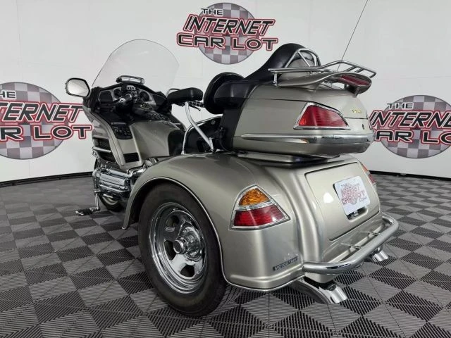 2002 Honda Gold Wing - Image 5 of 12