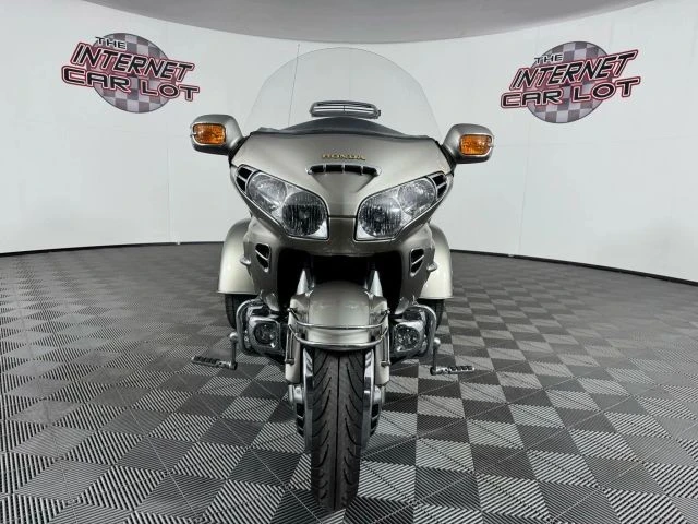 2002 Honda Gold Wing - Image 2 of 12