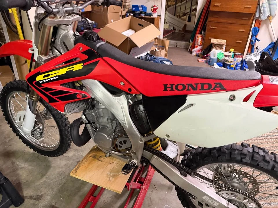 2002 Honda CR - Image 2 of 6