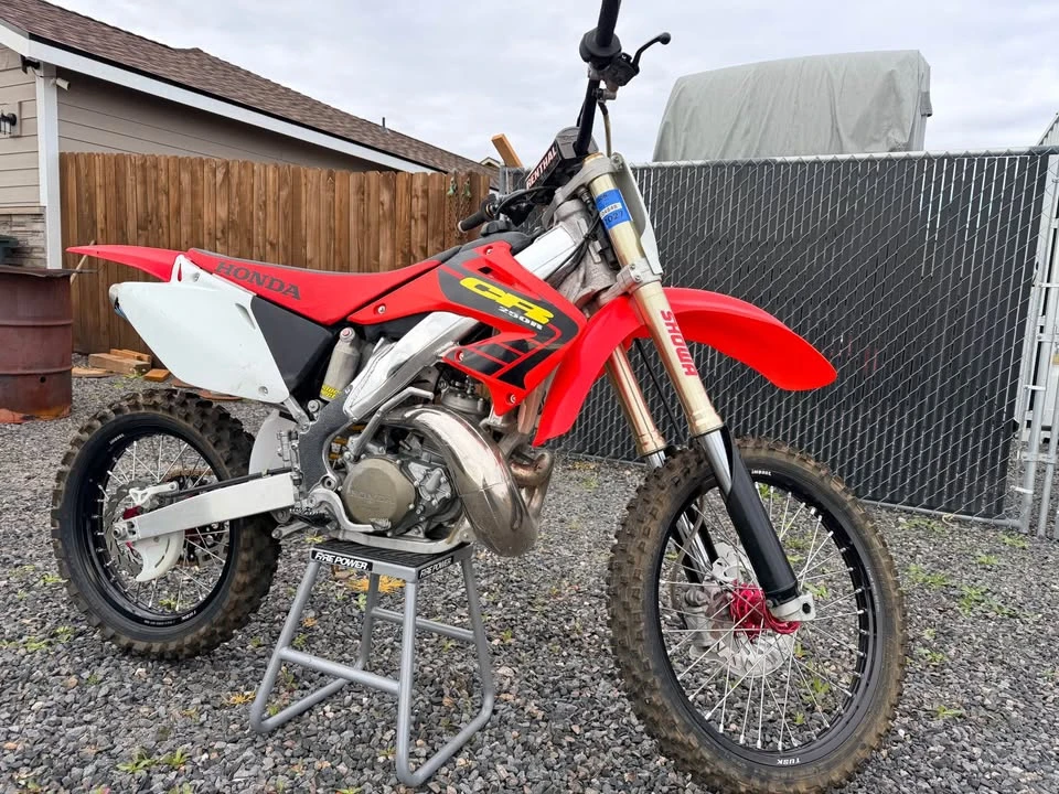 2002 Honda CR - Image 2 of 4