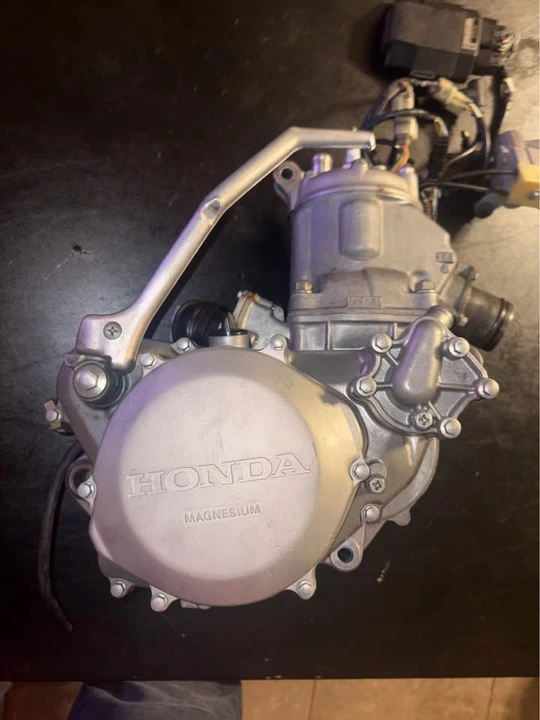 2002 Honda CR - Image 2 of 9