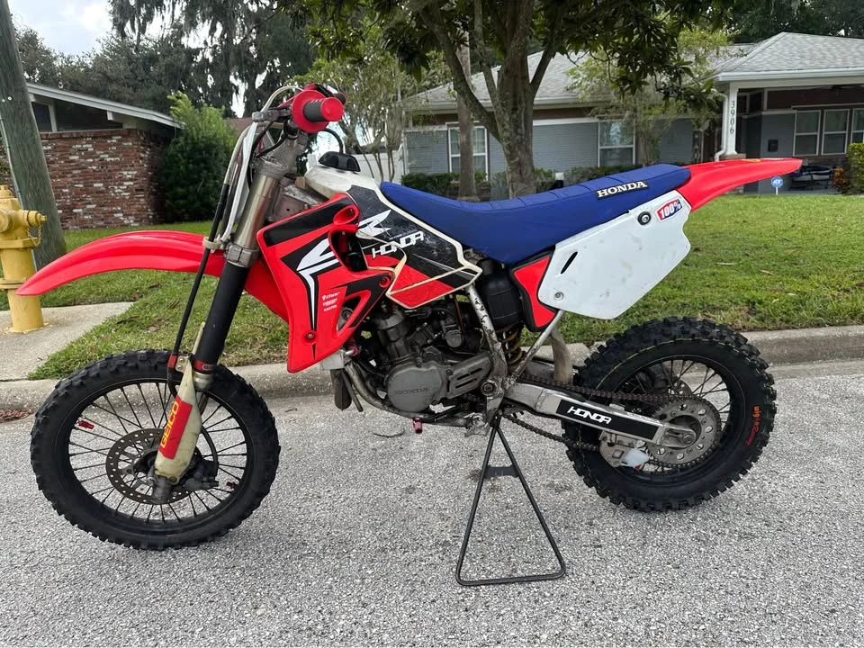 2002 Honda CR - Image 2 of 5