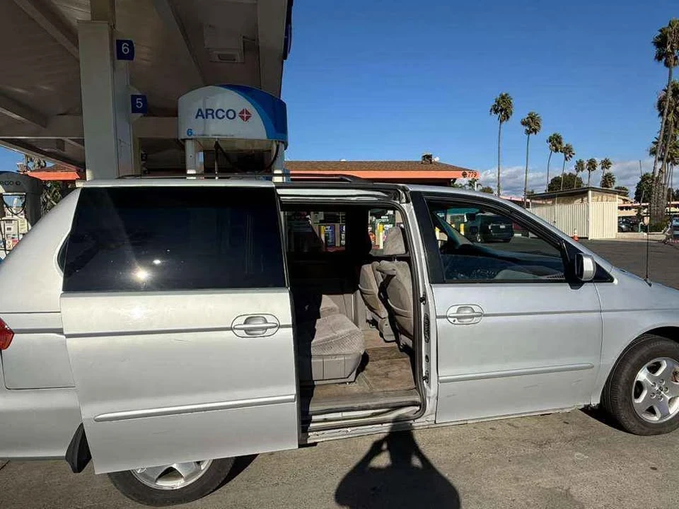 2002 Honda Odyssey - Image 2 of 7