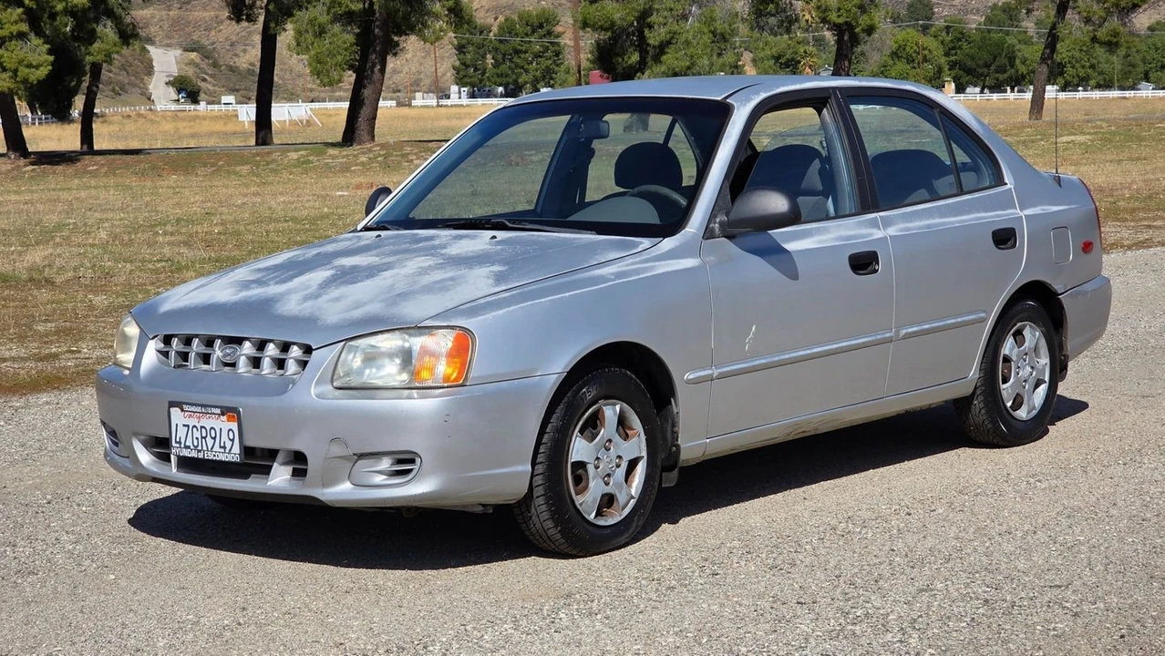 2002 Hyundai Accent - Image 2 of 21