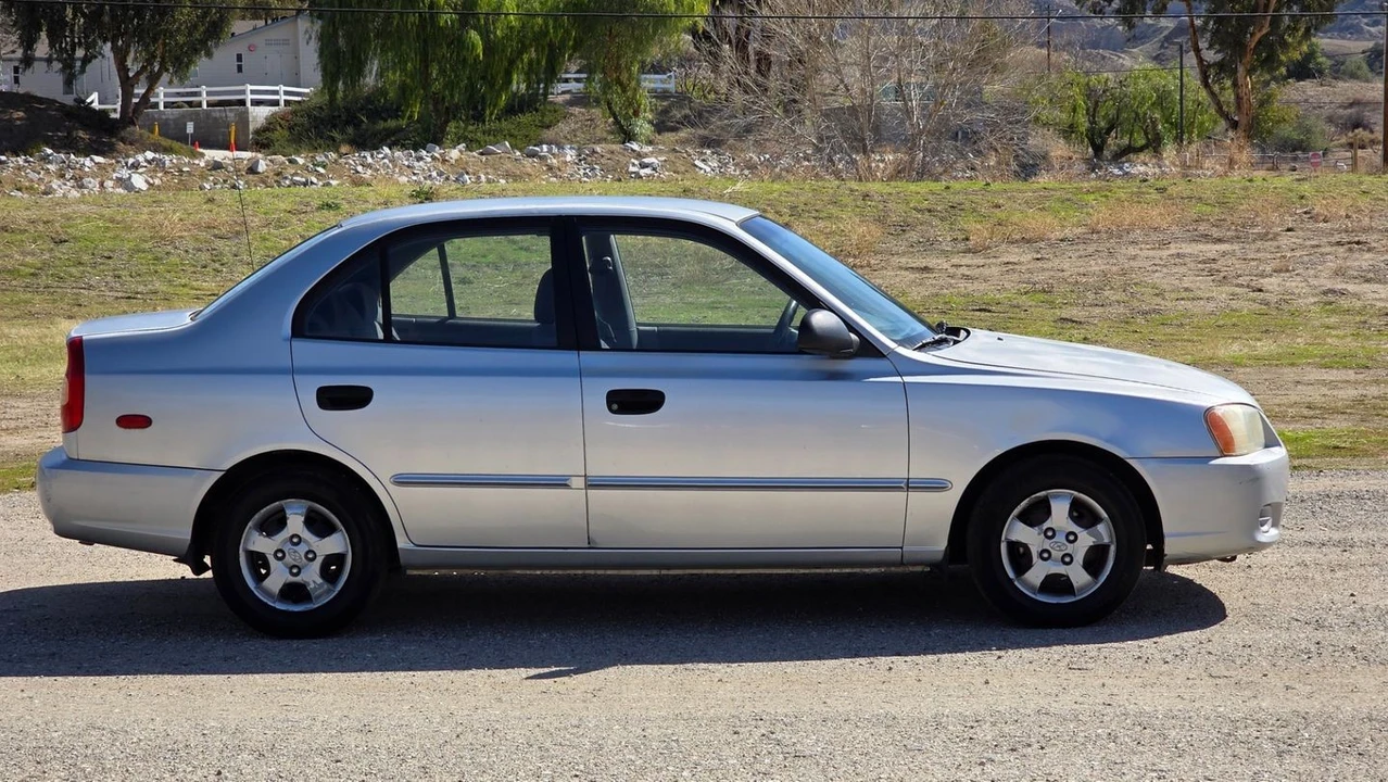 2002 Hyundai Accent - Image 13 of 21