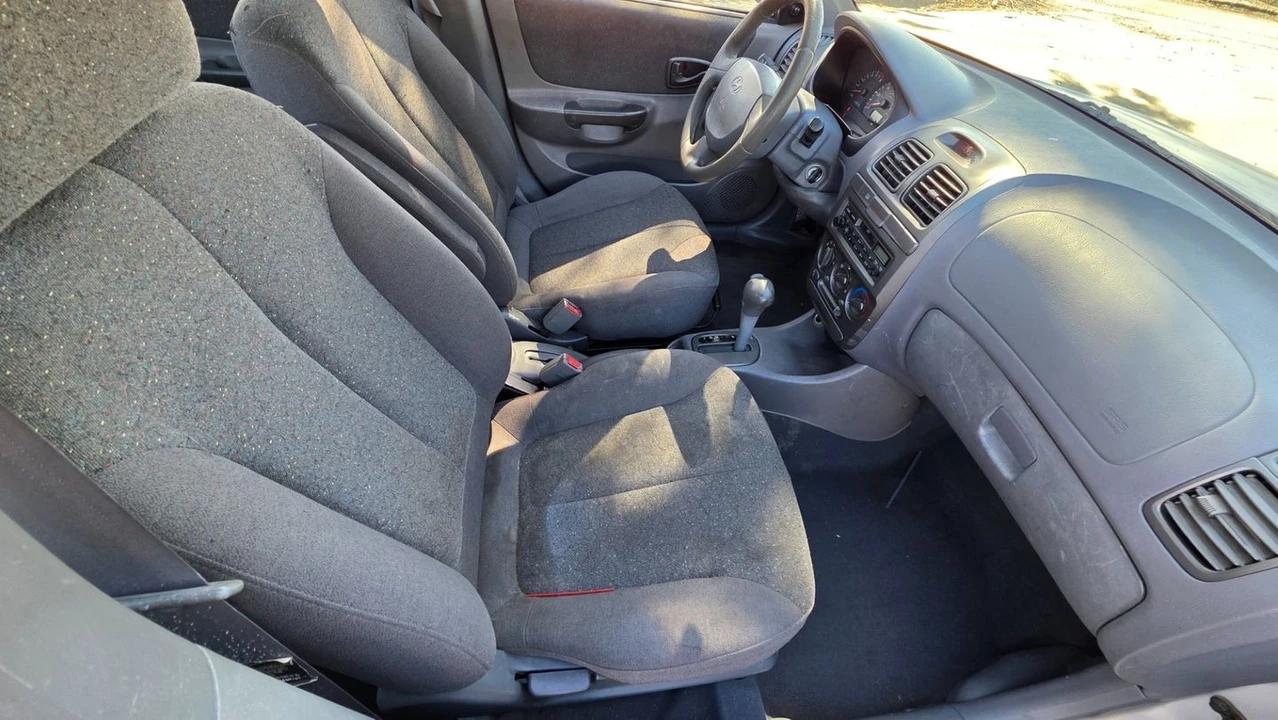2002 Hyundai Accent - Image 15 of 21