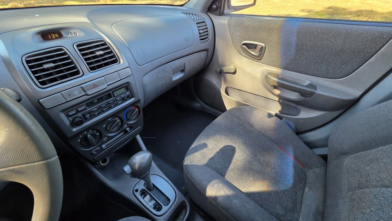 2002 Hyundai Accent - Image 18 of 21