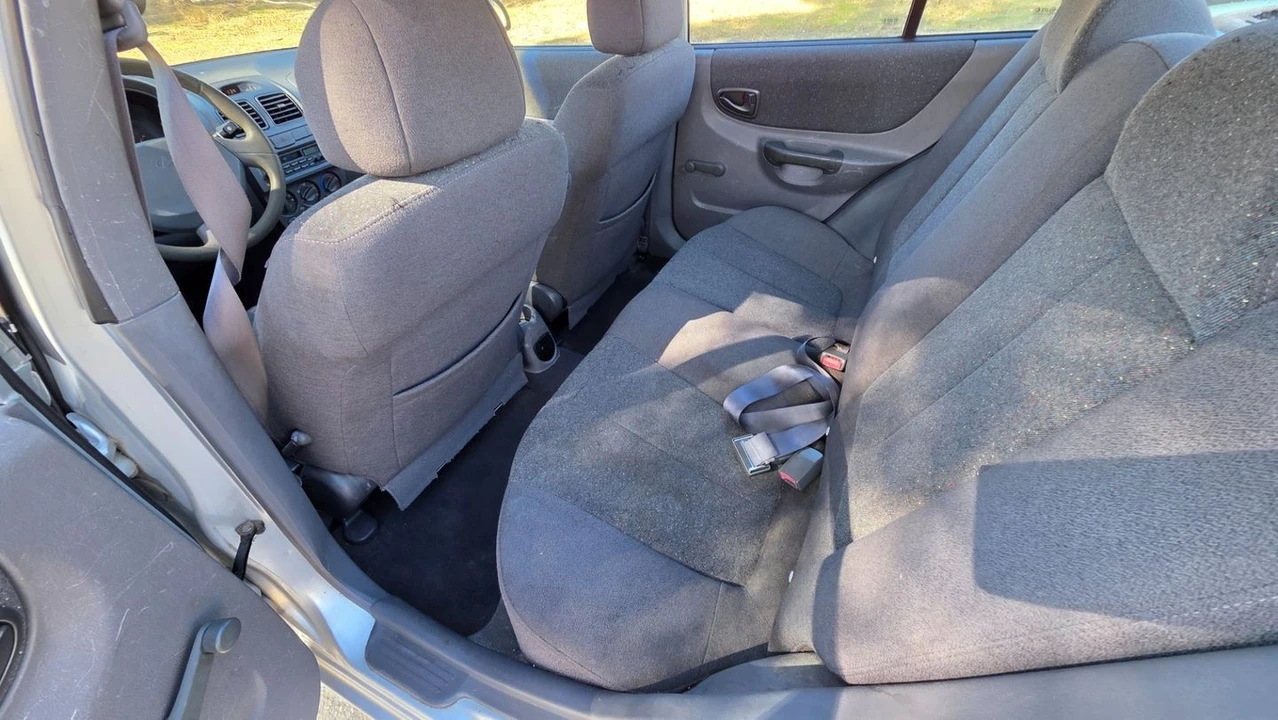 2002 Hyundai Accent - Image 16 of 21