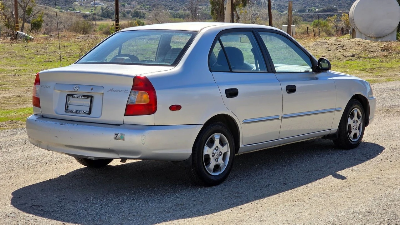 2002 Hyundai Accent - Image 7 of 21