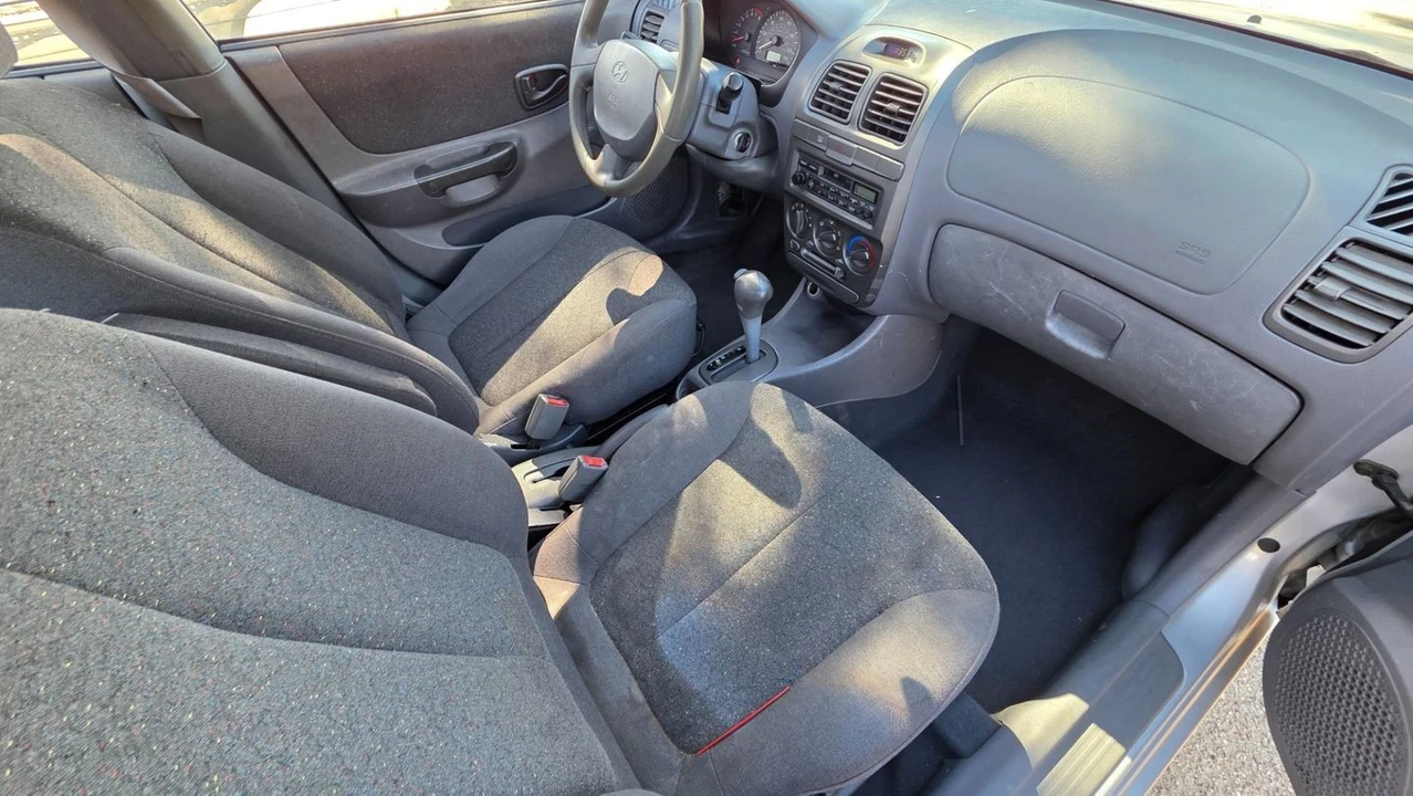 2002 Hyundai Accent - Image 10 of 12
