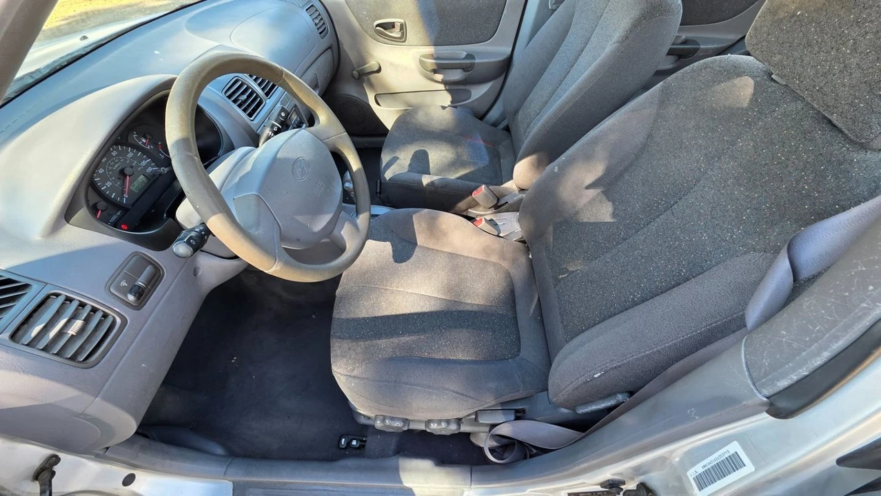 2002 Hyundai Accent - Image 14 of 21