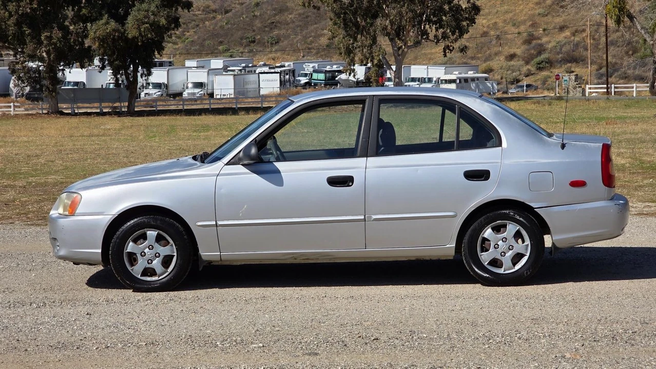 2002 Hyundai Accent - Image 12 of 21