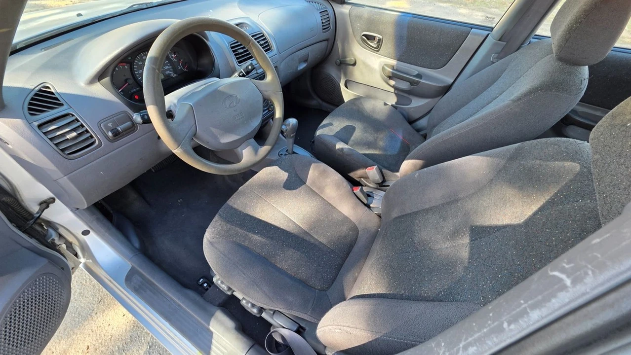 2002 Hyundai Accent - Image 9 of 12