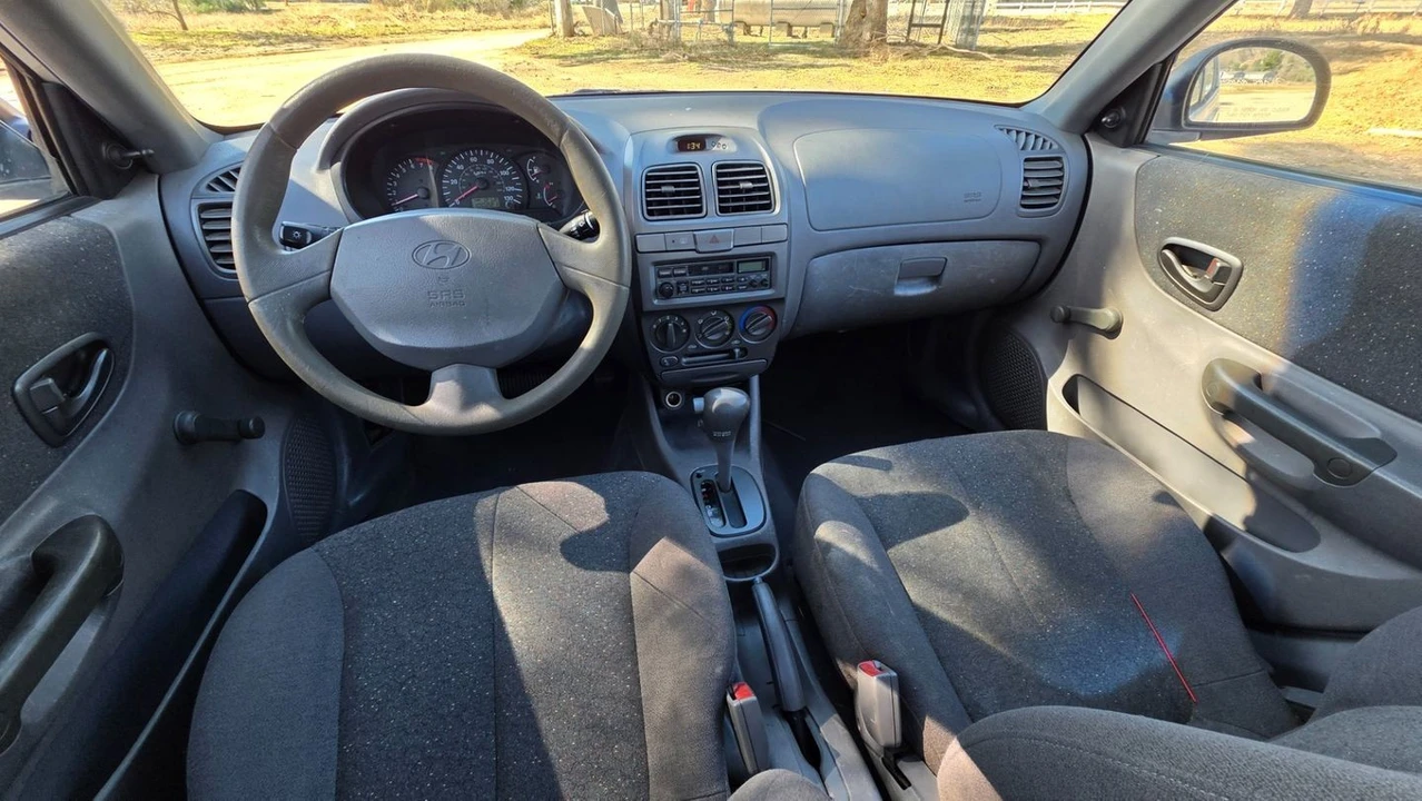 2002 Hyundai Accent - Image 8 of 21