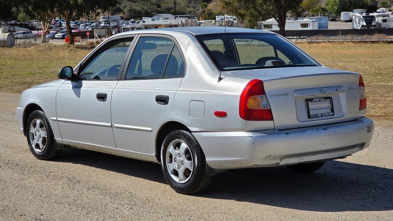 2002 Hyundai Accent - Image 6 of 21