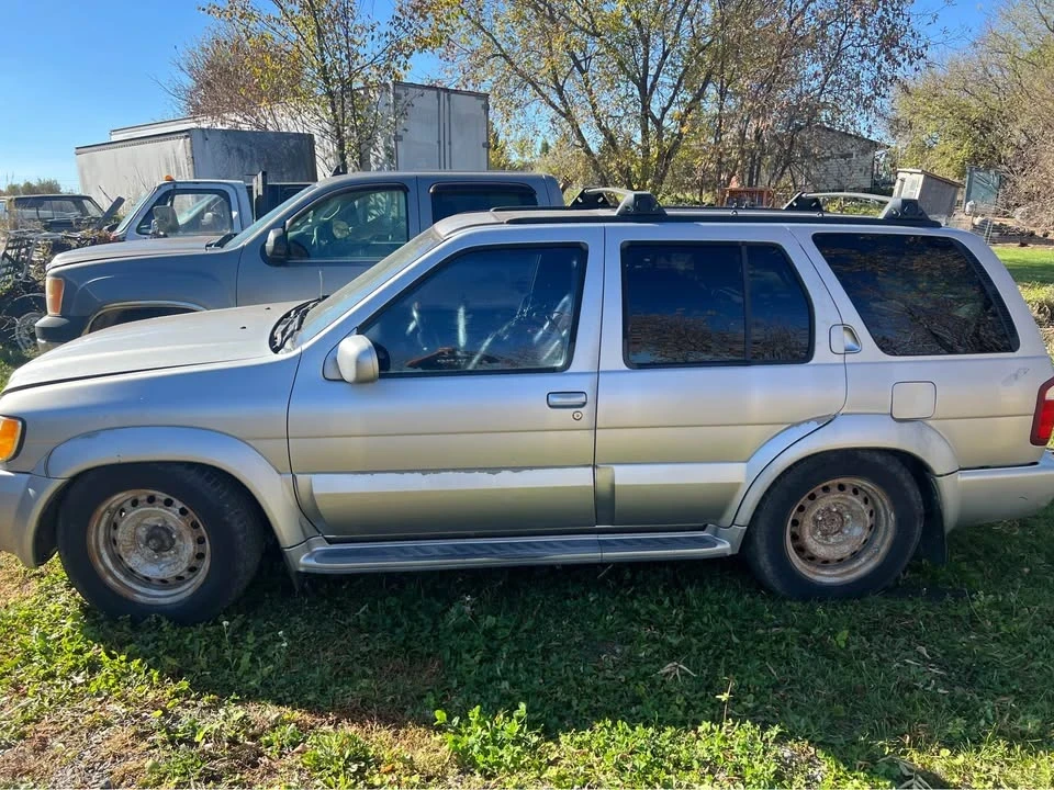 2002 Infiniti QX4 - Image 2 of 5
