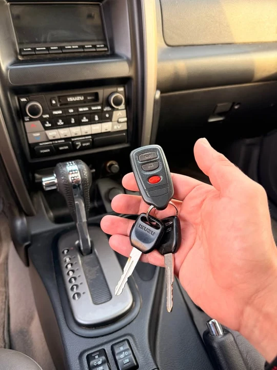 2002 Isuzu - Image 11 of 15