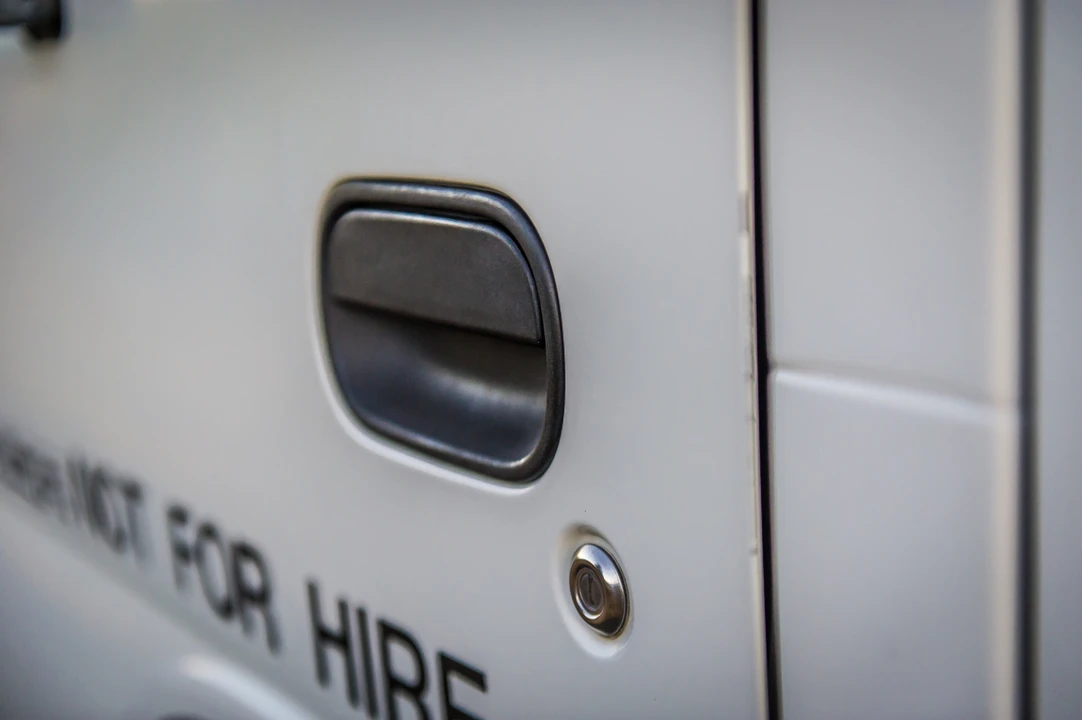 2002 Isuzu Elf - Image 24 of 31