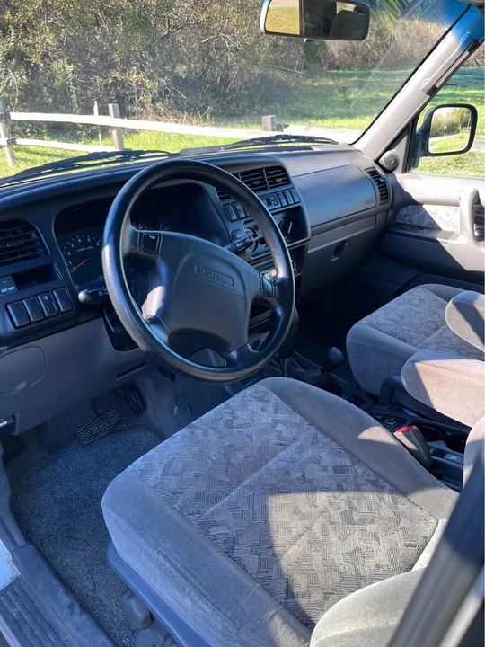 2002 Isuzu Trooper - Image 6 of 10