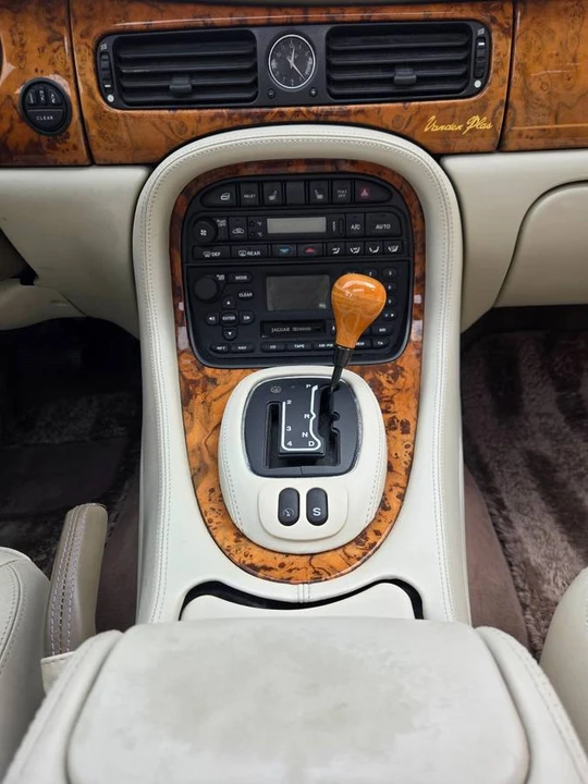 2002 Jaguar X308 XJ - Image 10 of 22