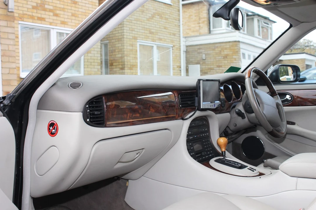 2002 Jaguar X308 XJ - Image 6 of 30
