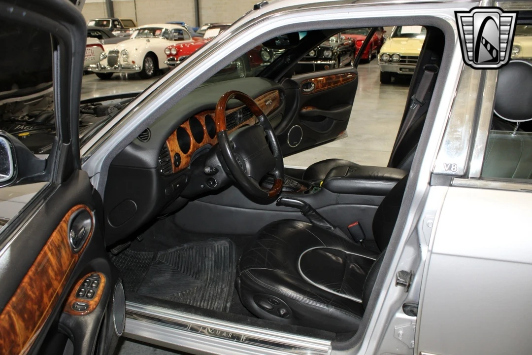 2002 Jaguar X308 XJ - Image 8 of 12