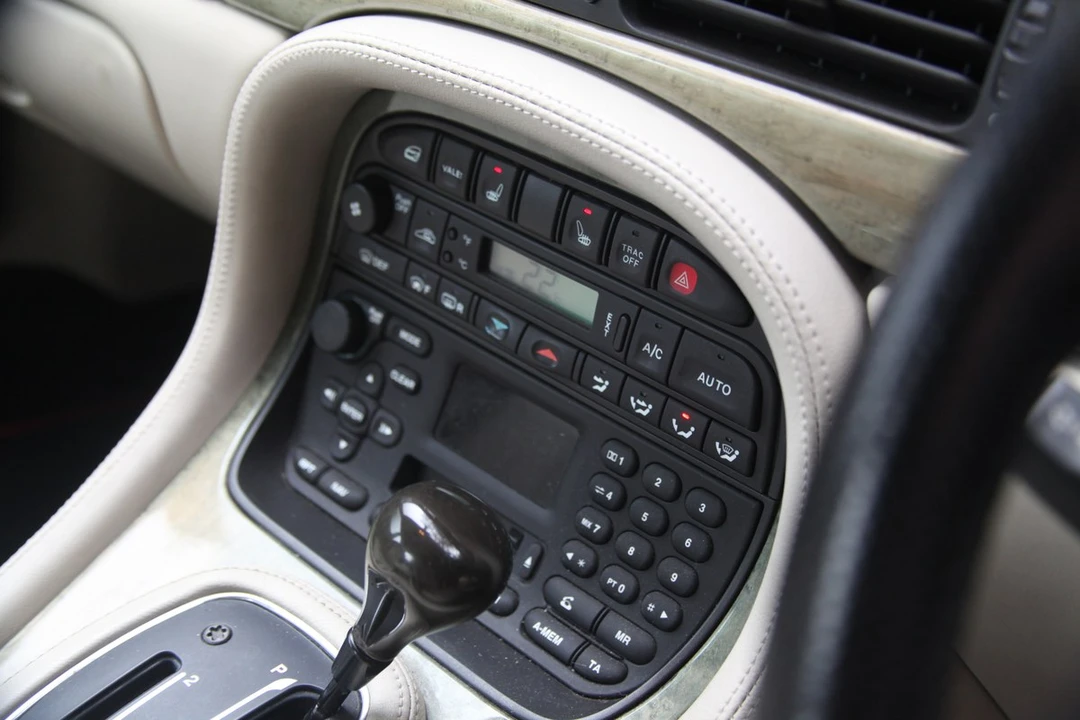 2002 Jaguar X308 XJ - Image 23 of 30