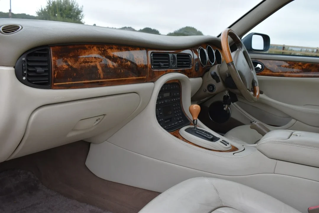 2002 Jaguar X308 XJ - Image 10 of 31