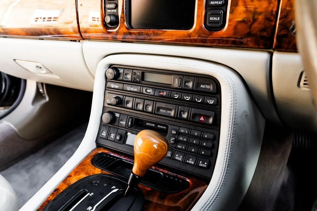 2002 Jaguar X100 XKR - Image 27 of 30
