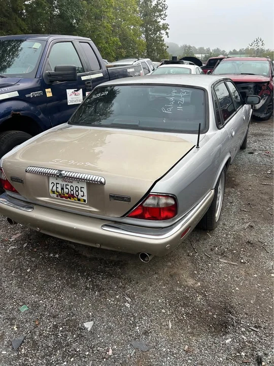 2002 Jaguar XF - Image 2 of 2