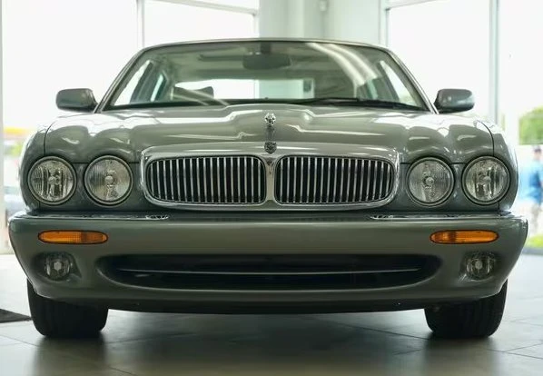 2002 Jaguar X308 XJ - Image 2 of 12