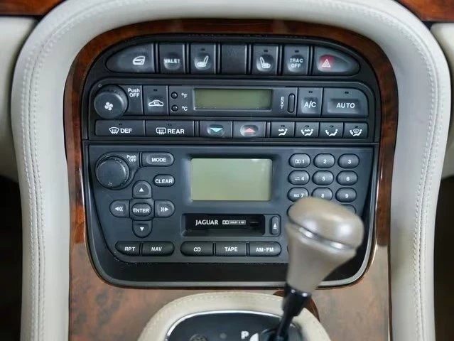 2002 Jaguar X308 XJ - Image 11 of 12