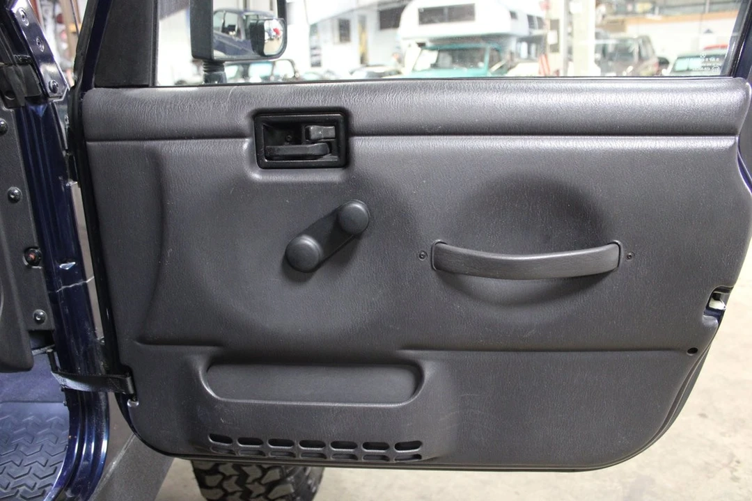 2002 Jeep Wrangler - Image 22 of 31