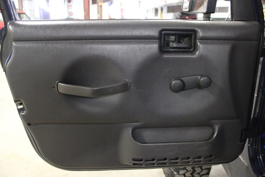 2002 Jeep Wrangler - Image 27 of 31