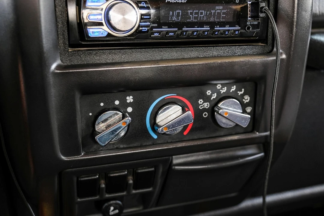 2002 Jeep TJ Wrangler - Image 21 of 31