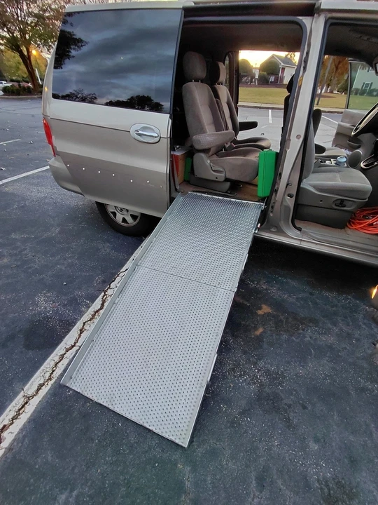 2002 Kia Carnival - Image 13 of 20
