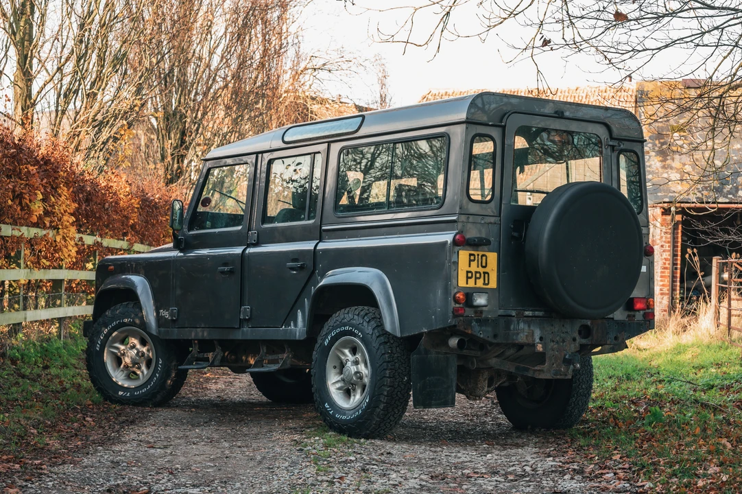 2002 Land Rover Defender 110 - Image 8 of 31