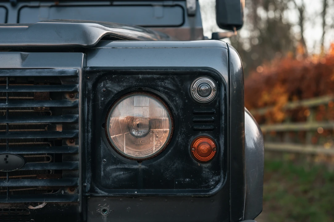 2002 Land Rover Defender 110 - Image 16 of 31