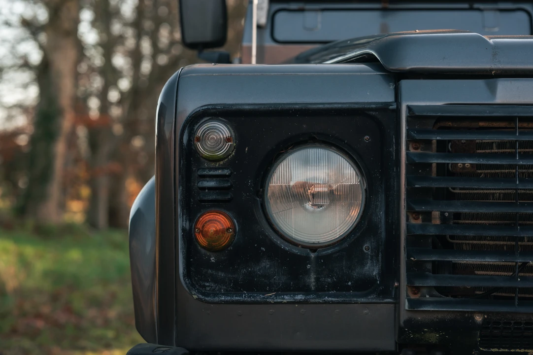 2002 Land Rover Defender 110 - Image 17 of 31