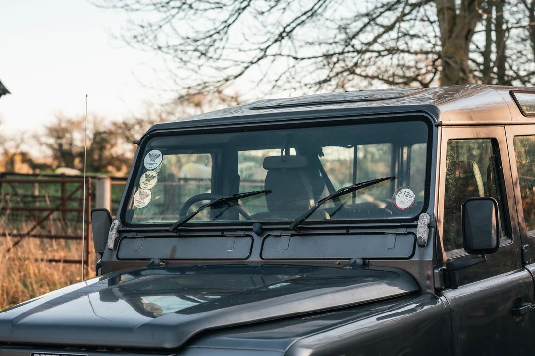 2002 Land Rover Defender 110 - Image 19 of 31