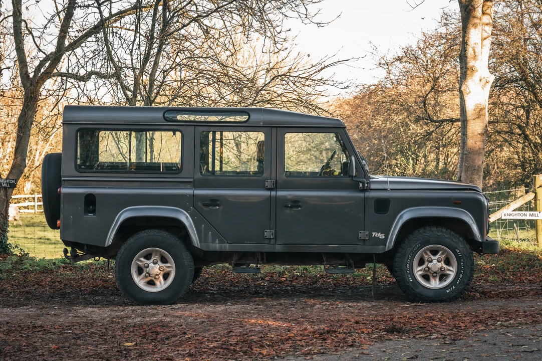 2002 Land Rover Defender 110 - Image 5 of 31
