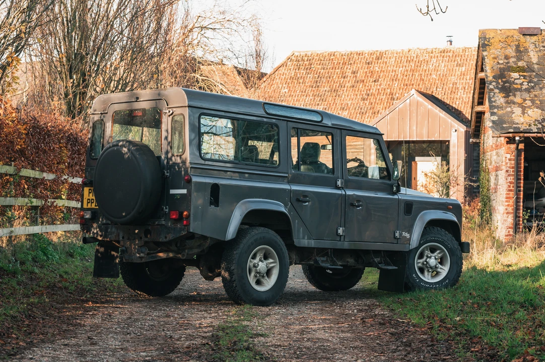 2002 Land Rover Defender 110 - Image 6 of 31