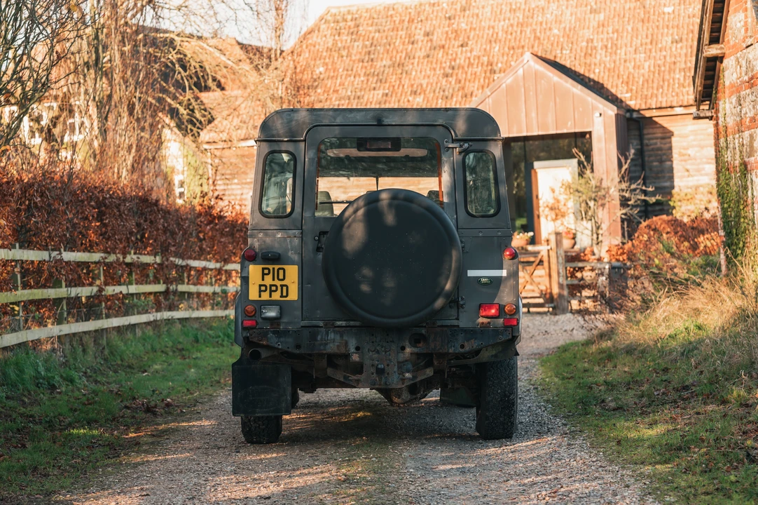 2002 Land Rover Defender 110 - Image 7 of 31