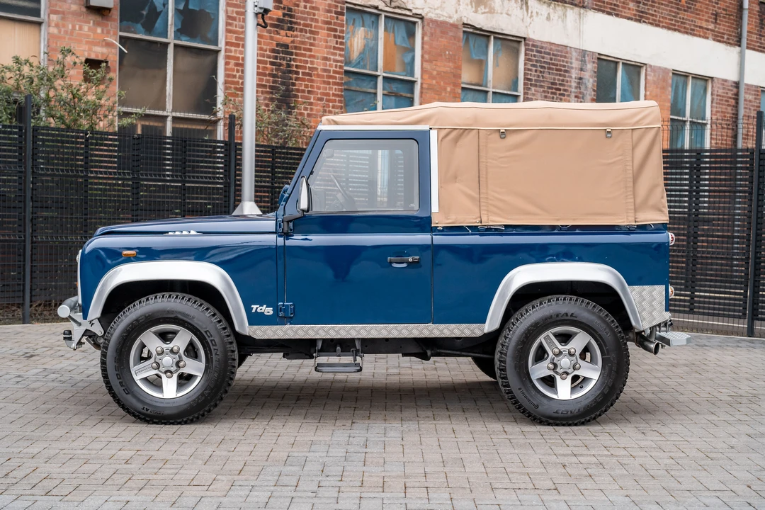 2002 Land Rover Defender 90 - Image 9 of 31